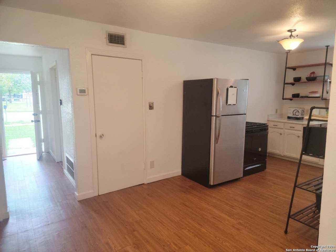 925 4th St - Photo 5 of 11