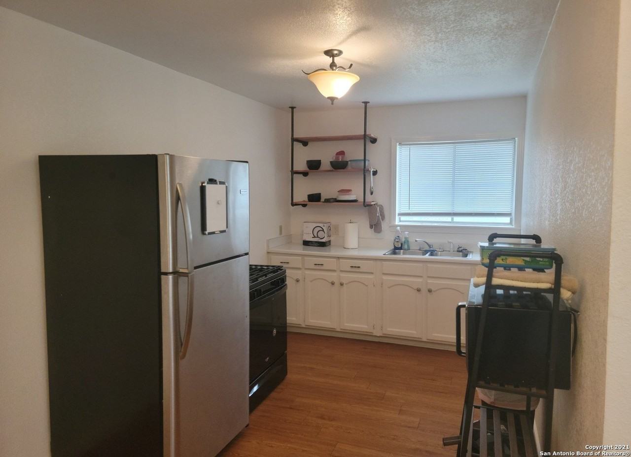 925 4th St - Photo 6 of 11