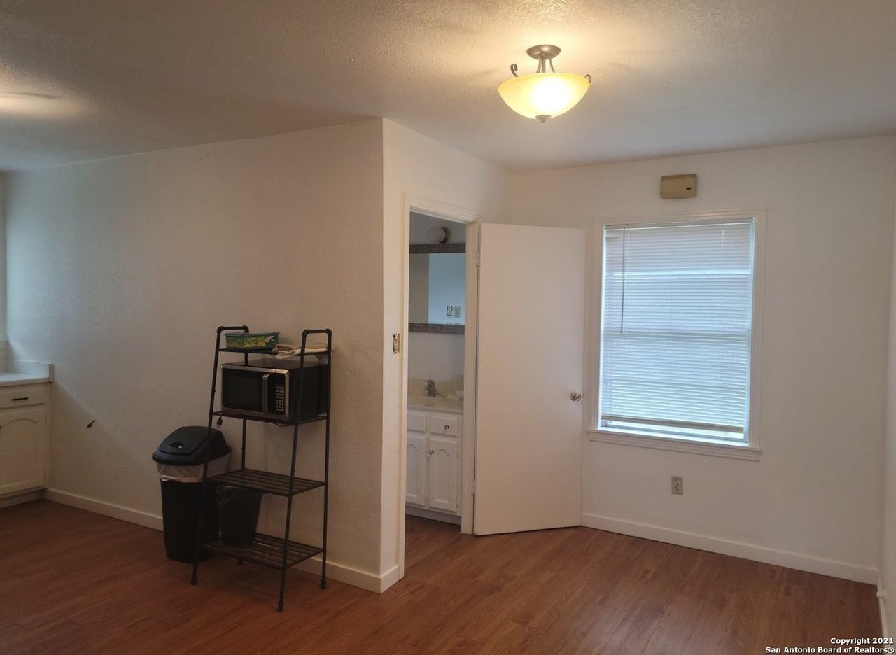 925 4th St - Photo 7 of 11