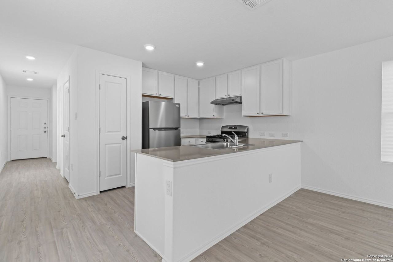 7602 Chancery Gate - Photo 7 of 16