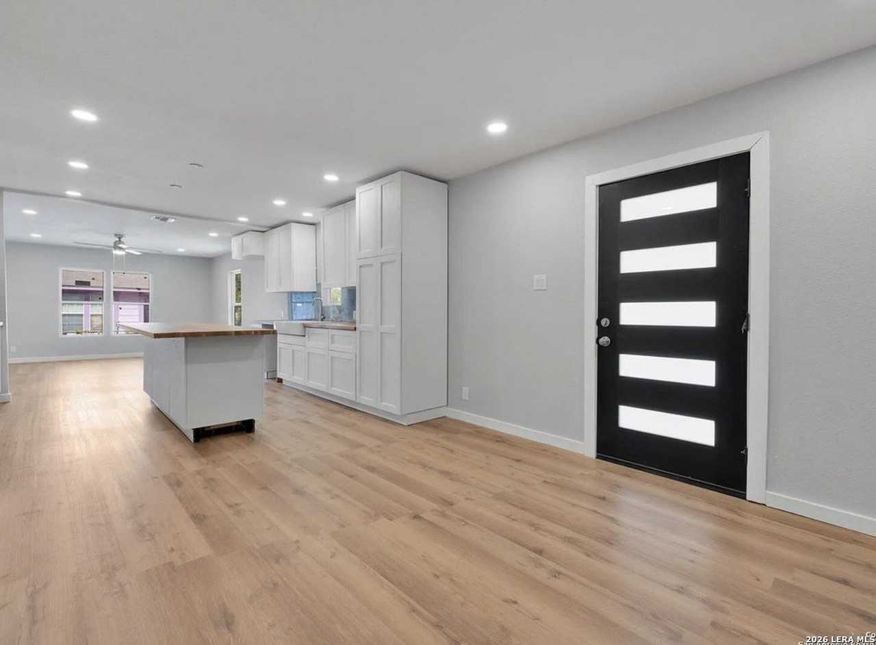 1126 W Lullwood Ave - Photo 2 of 35