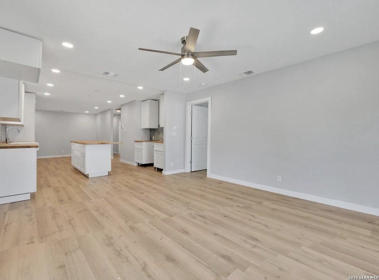 1126 W Lullwood Ave - Photo 3 of 35