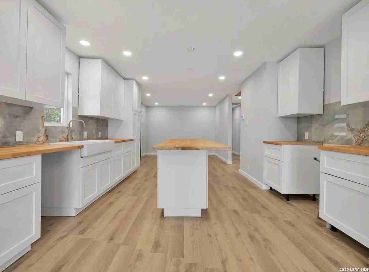 1126 W Lullwood Ave - Photo 4 of 35