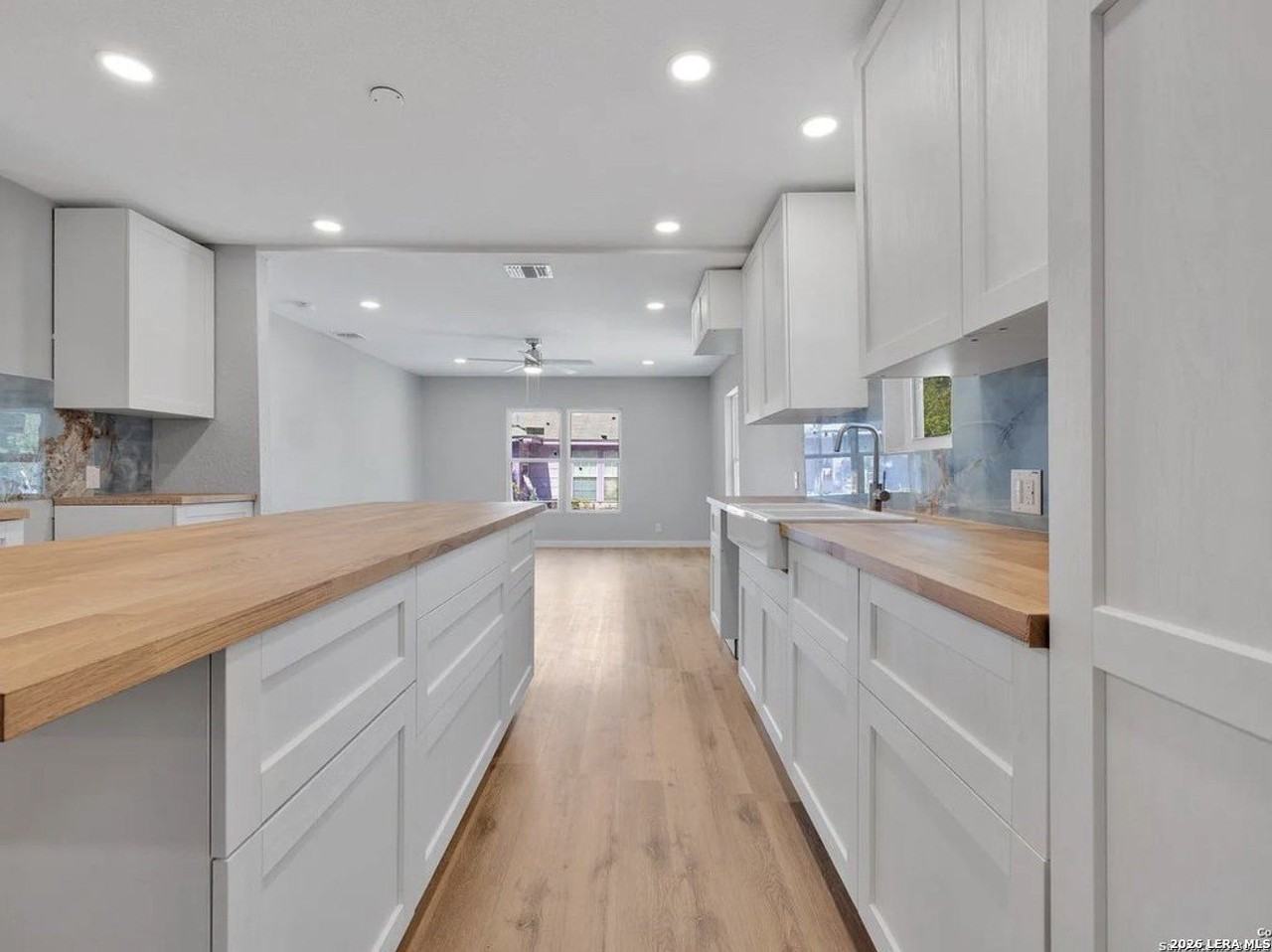 1126 W Lullwood Ave - Photo 5 of 35