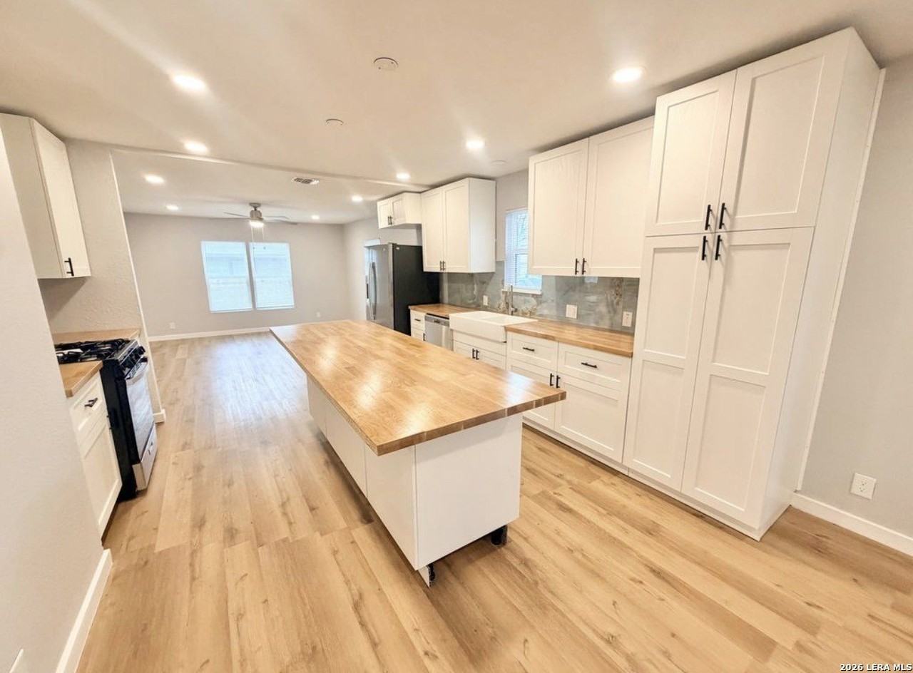 1126 W Lullwood Ave - Photo 6 of 35