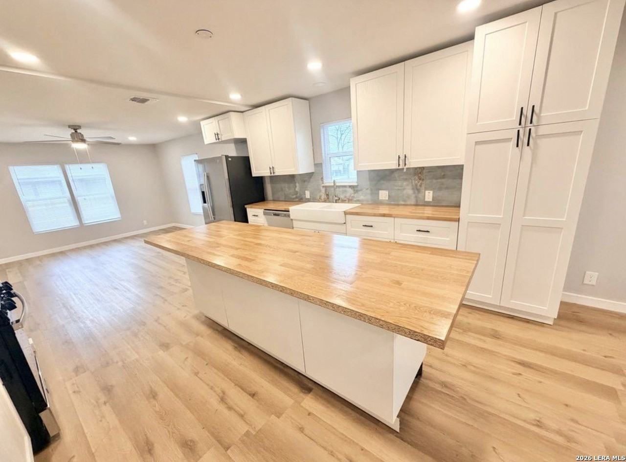 1126 W Lullwood Ave - Photo 7 of 35