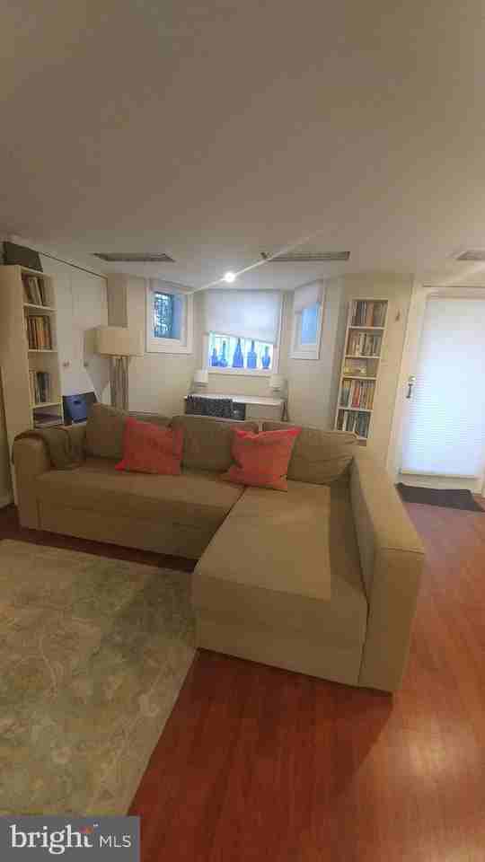 1010 Independence Ave Se ##B - Photo 5 of 13