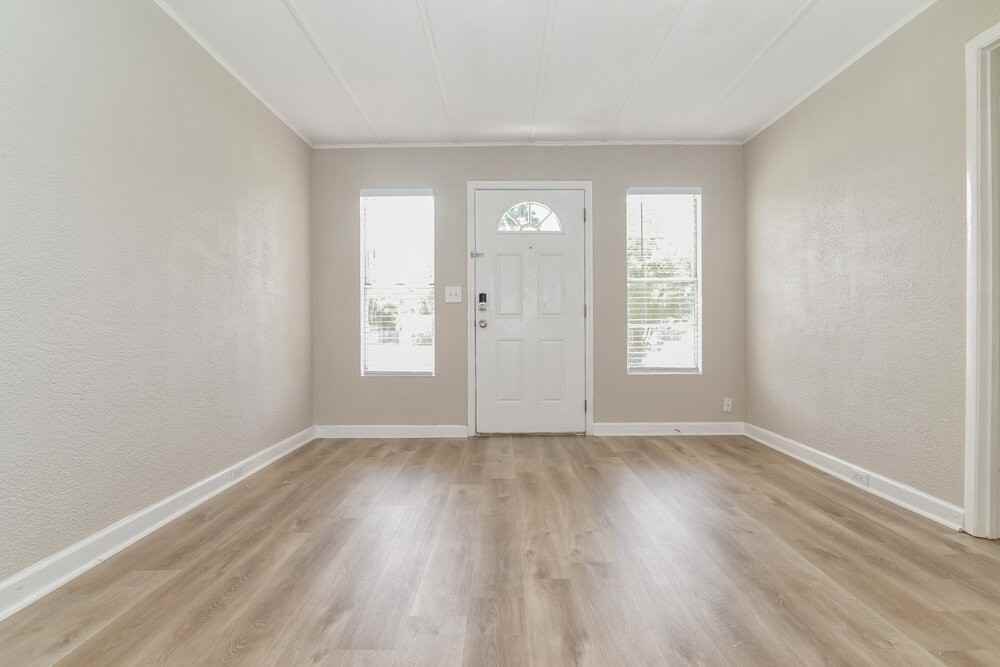 542 Colonnades Cv - Photo 3 of 16