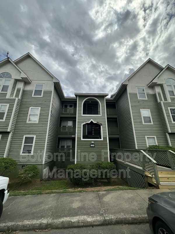 942 Stewarts Creek Dr #8