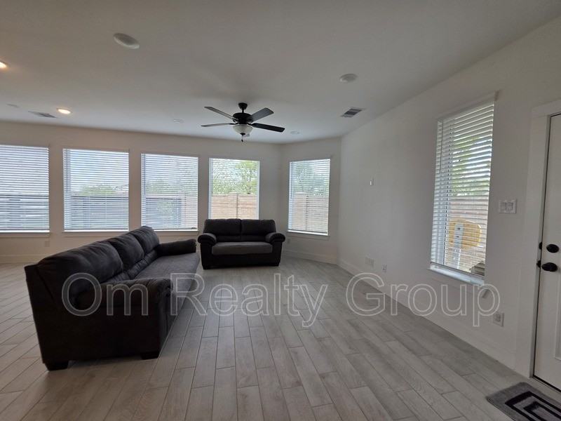 18710 Colorado River Ln - Photo 5 of 26