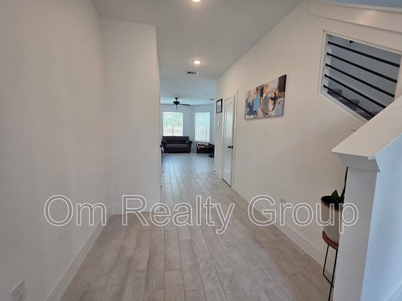 18710 Colorado River Ln - Photo 5 of 33
