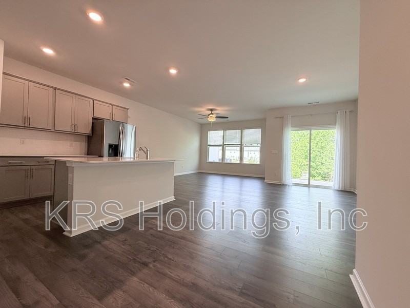 1825 Hinesley Dr - Photo 4 of 14