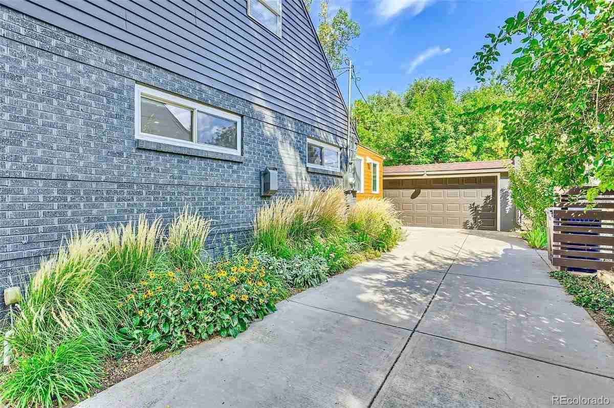 2960 S Vine St - Photo 4 of 31