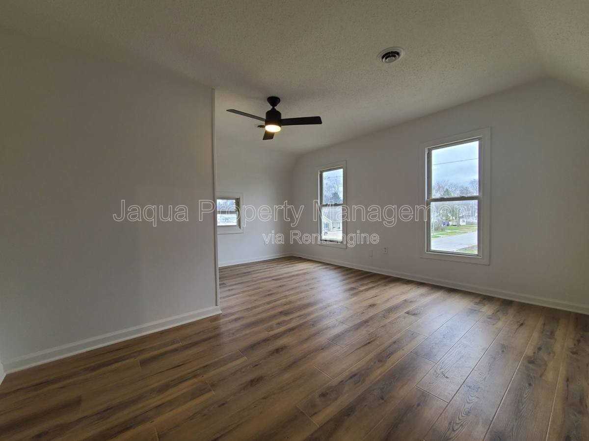 556 Broadway St #2B - Photo 6 of 10