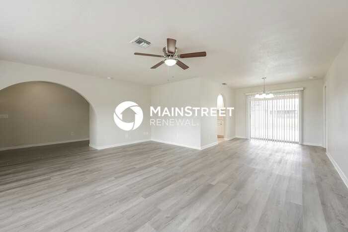 1803 Se 15th St - Photo 3 of 16