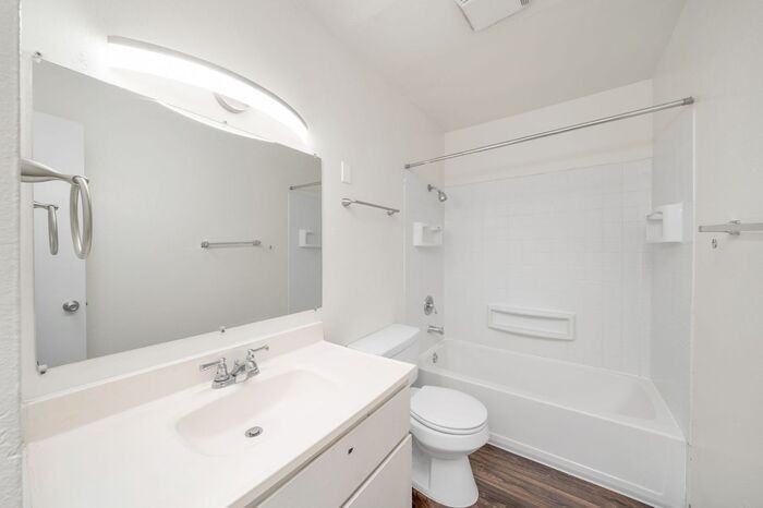 5967 N Fessenden St - Photo 4 of 50