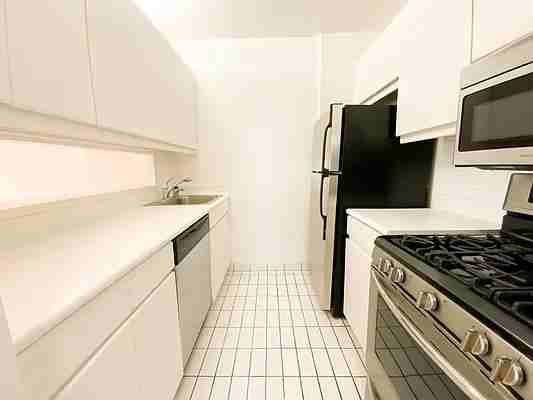 W 83rd St #7I - Photo 3 of 20