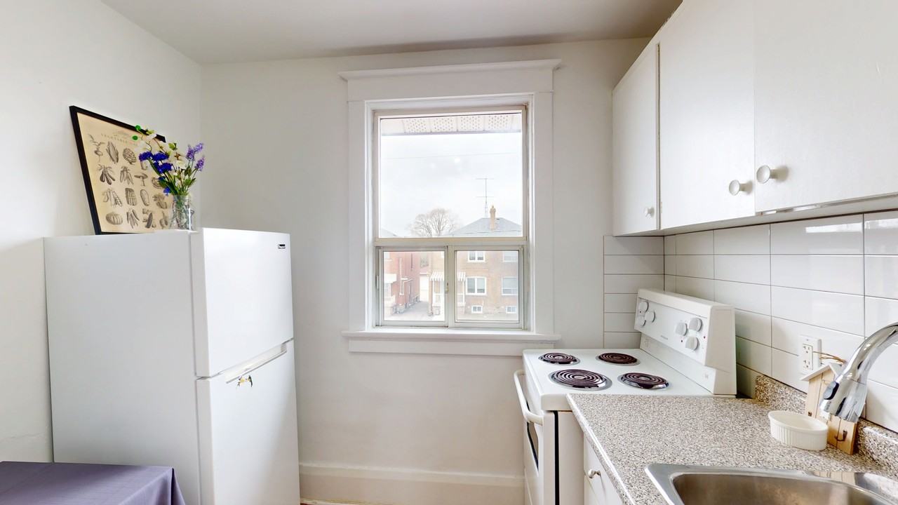 OAKWOOD AVE & ST CLAIR AVE W - Photo 5 of 27