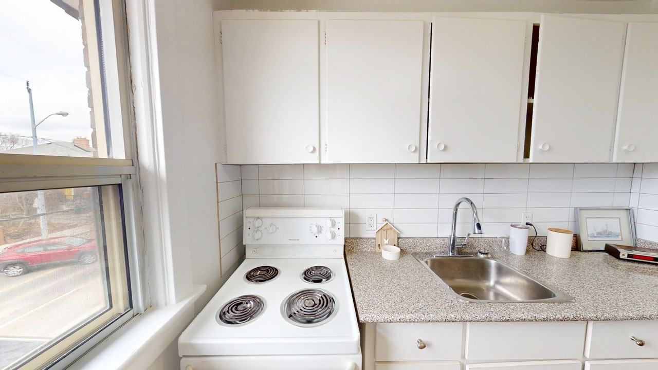 OAKWOOD AVE & ST CLAIR AVE W - Photo 6 of 27