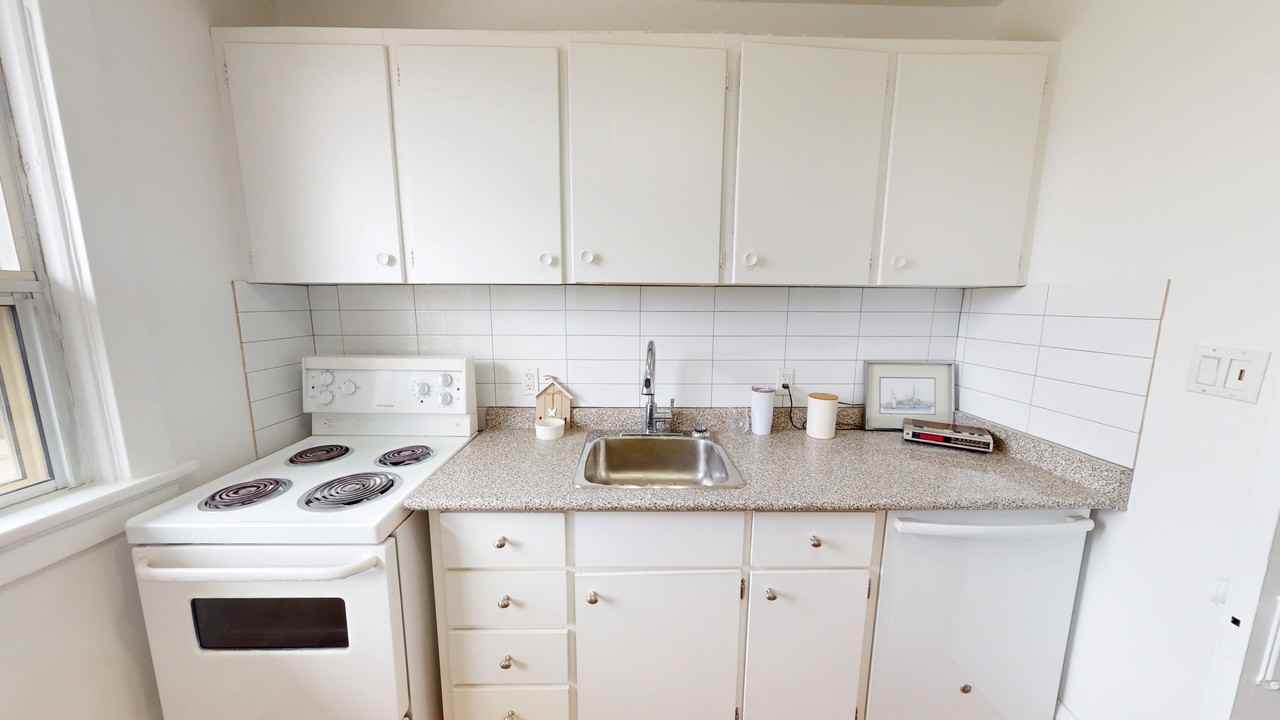 OAKWOOD AVE & ST CLAIR AVE W - Photo 7 of 27