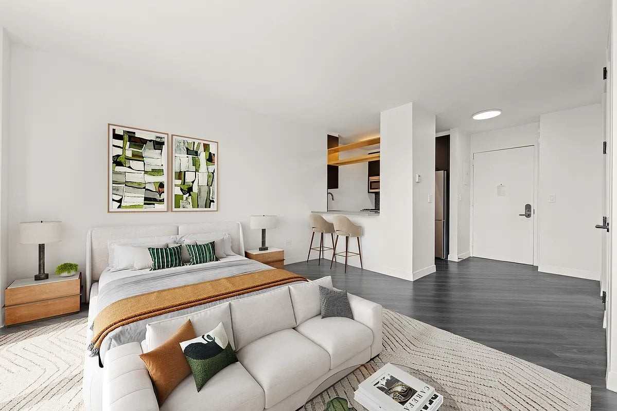 250 E Houston St #5F - Photo 2 of 10