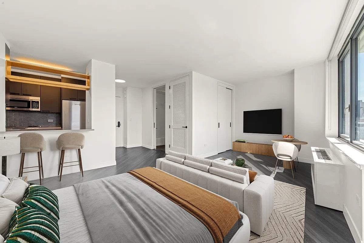 250 E Houston St #5F - Photo 3 of 10