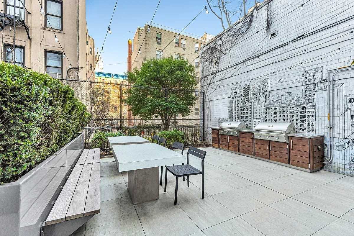 250 E Houston St #5F - Photo 5 of 10