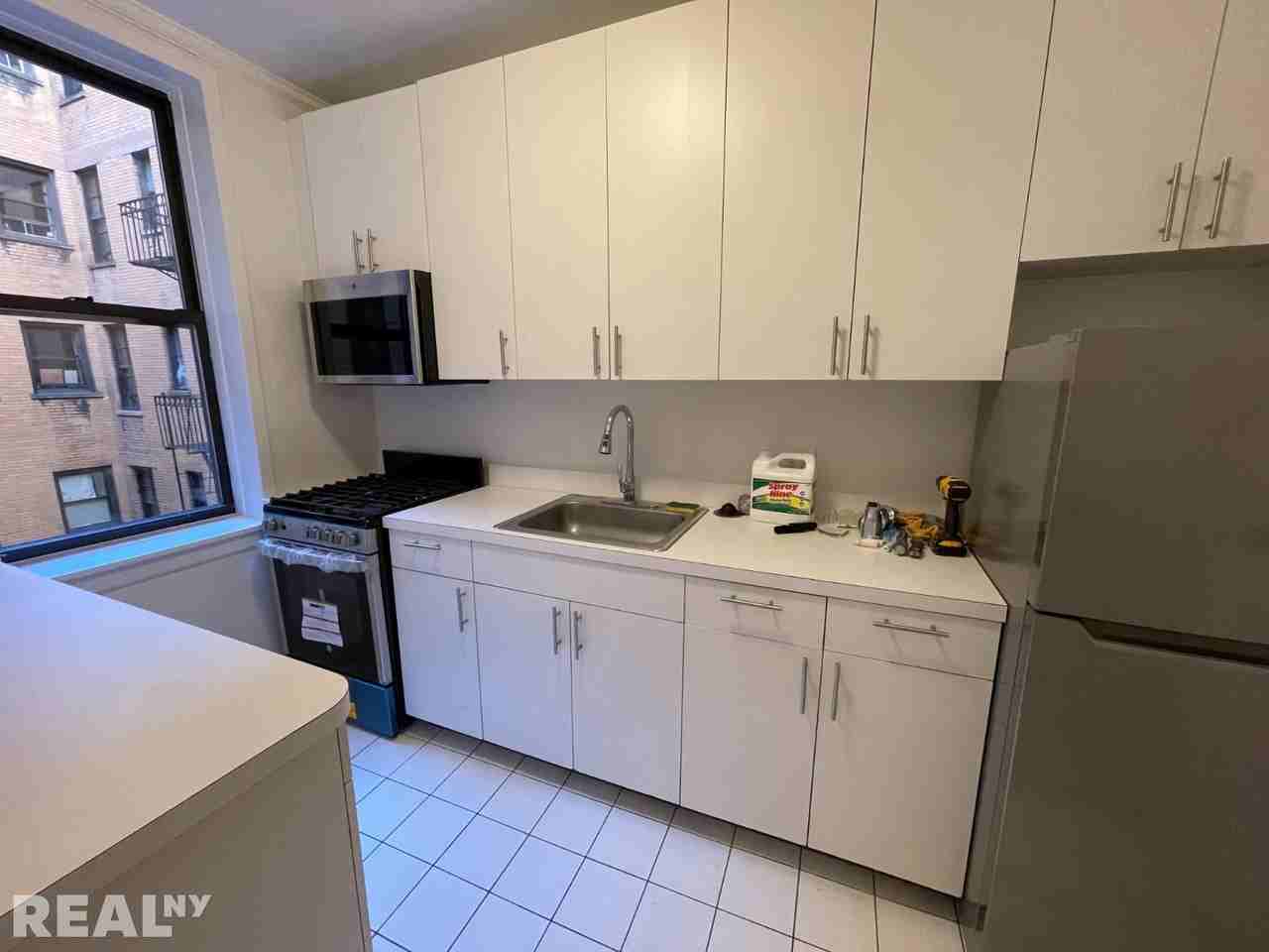 305 W 45th St #2E - Photo 3 of 5