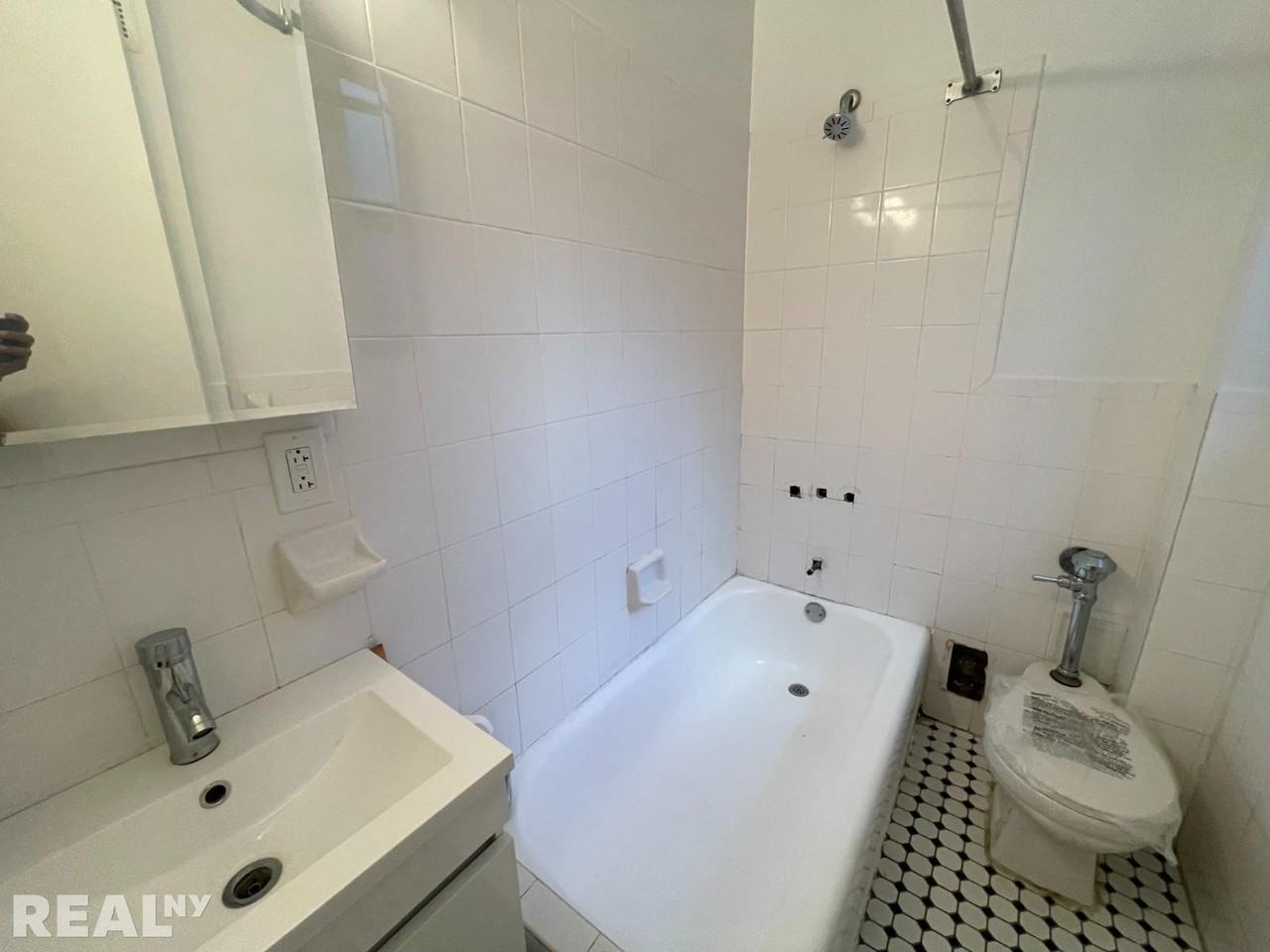 305 W 45th St #2E - Photo 4 of 5