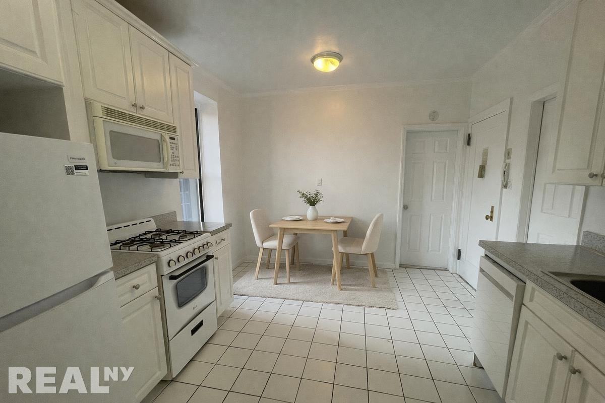 243 E 38th St #5B - Photo 2 of 7