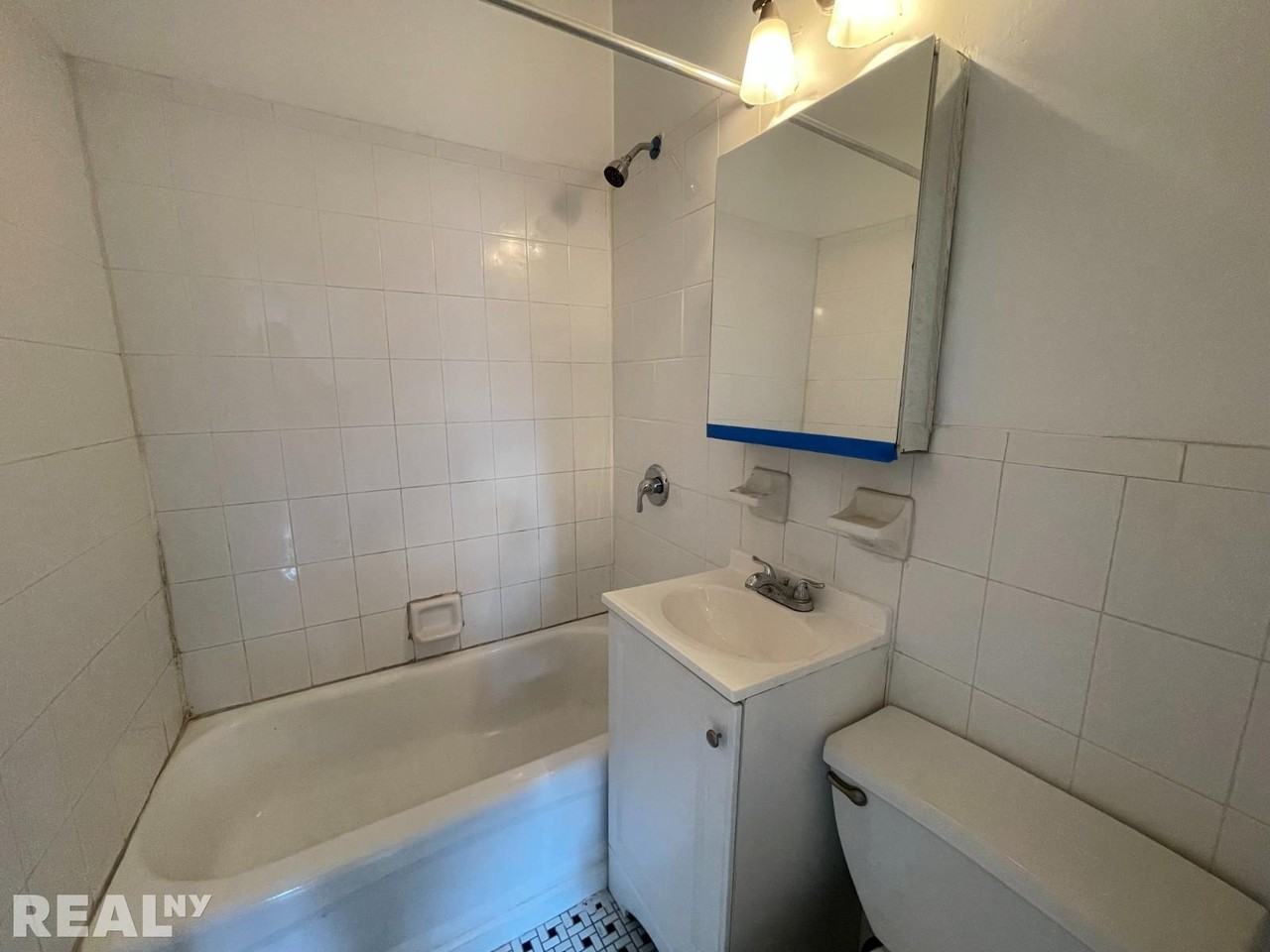 243 E 38th St #5B - Photo 5 of 7