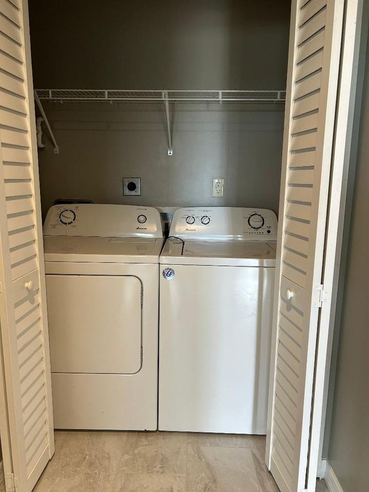 1110 SW 47 TER - Photo 4 of 8