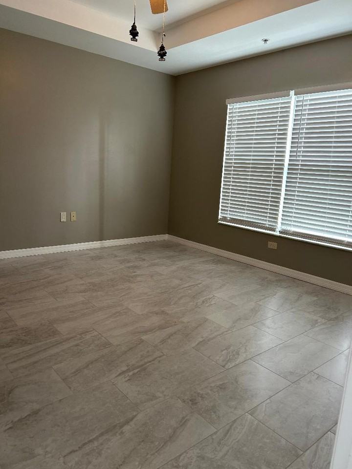 1110 SW 47 TER - Photo 5 of 8