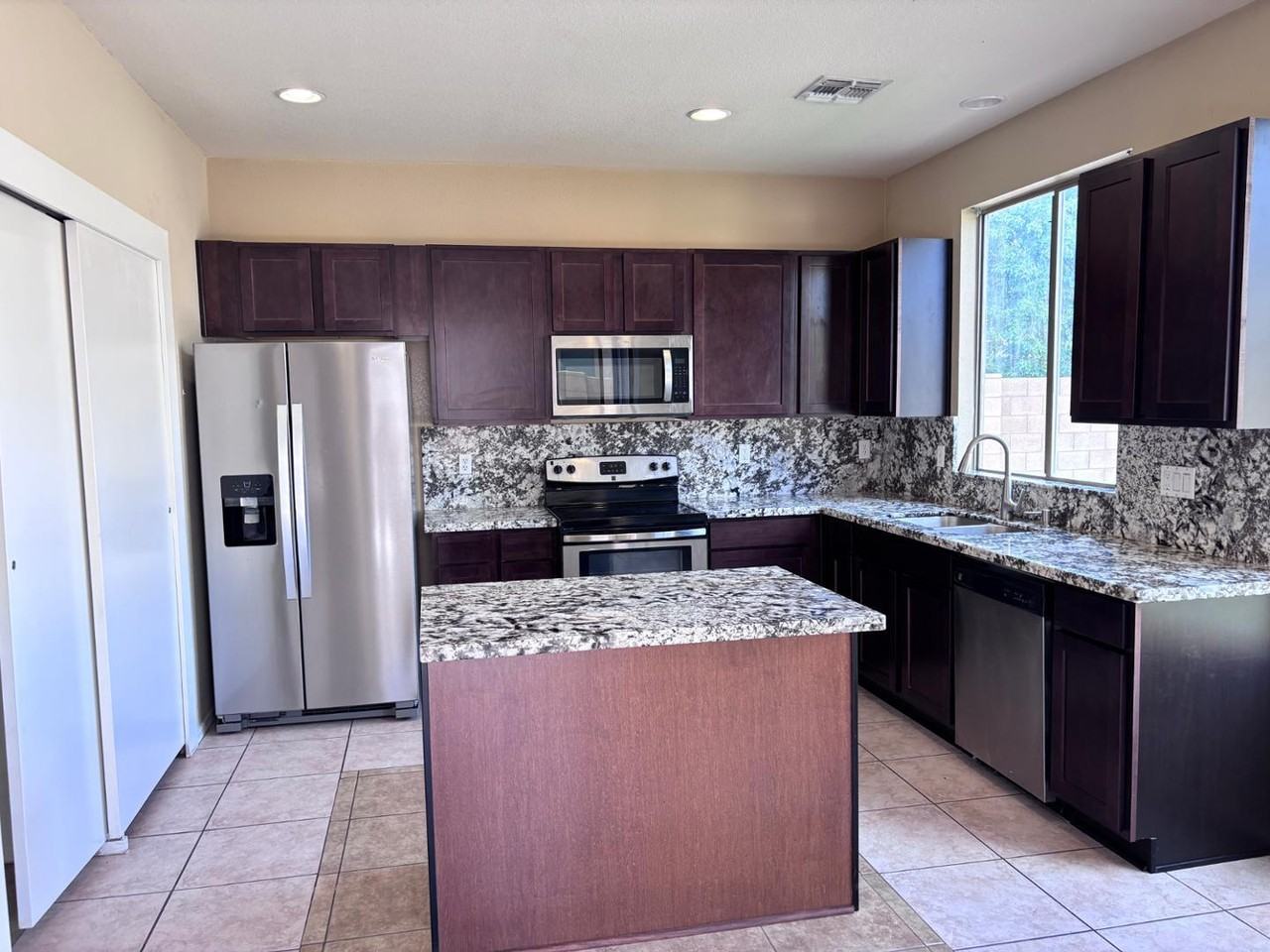 2720 E Hulet Dr - Photo 3 of 44