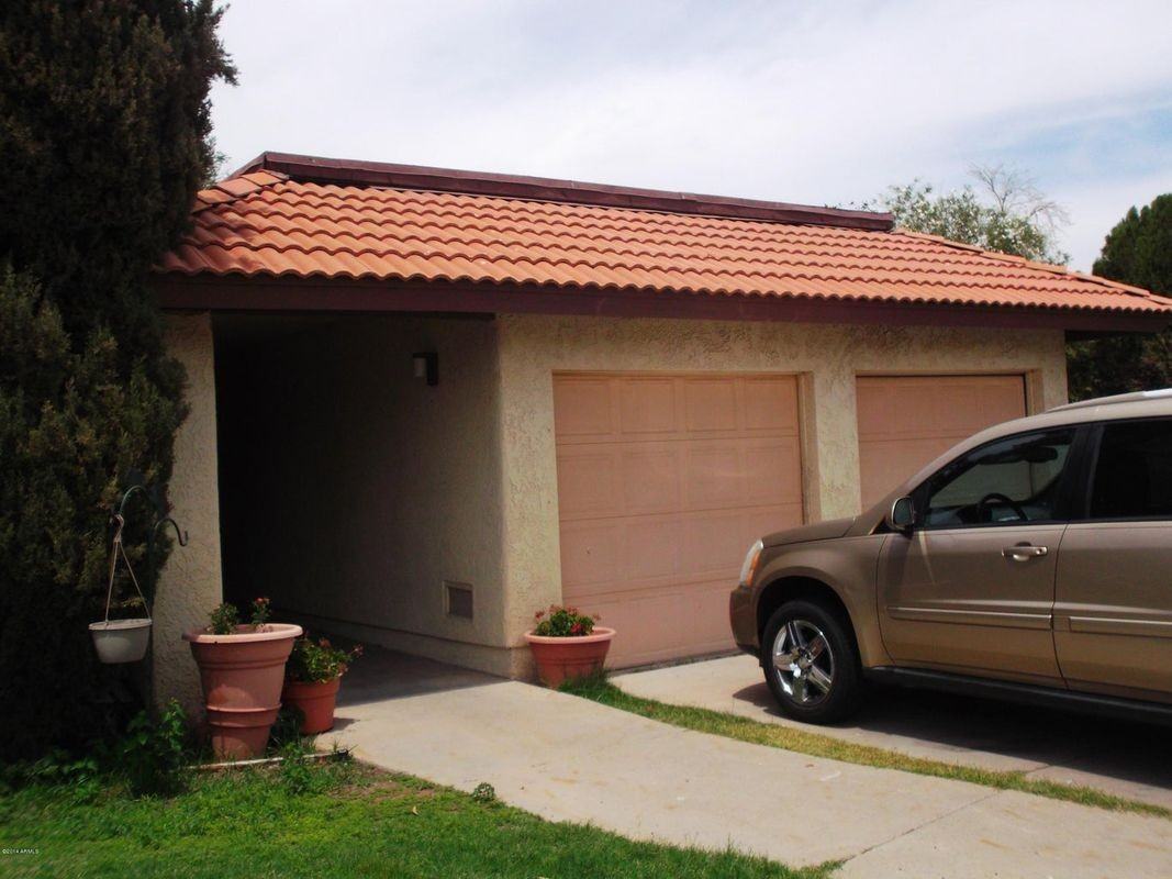 11226 S Tomi Dr - Photo 2 of 4