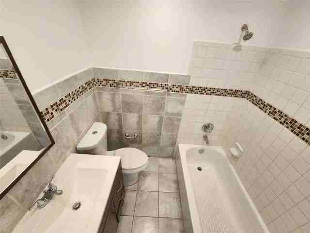 1987 Ne 15th Ave - Photo 3 of 8