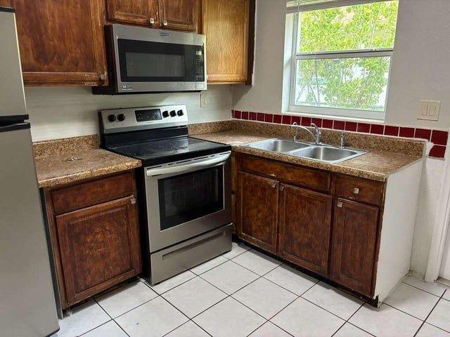 1329 Nw 8th Ave ##A - Photo 2 of 10