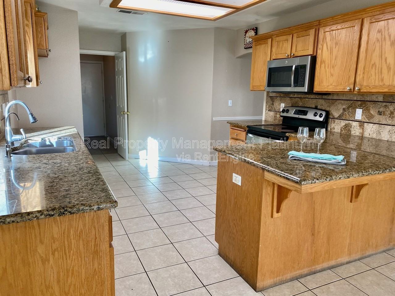 6684 N Western Ave - Photo 4 of 19