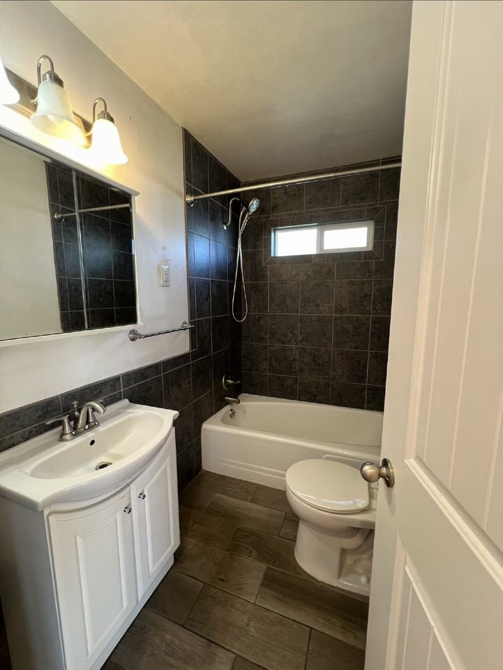 2009 E 15th St Apt 3 - Photo 3 of 8