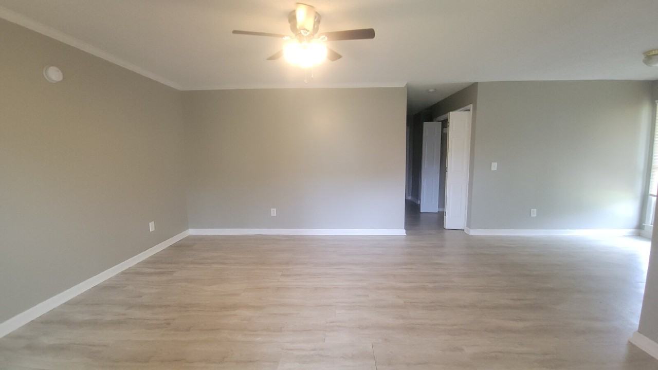 1502 Barrington Rd Nw #B - Photo 3 of 18