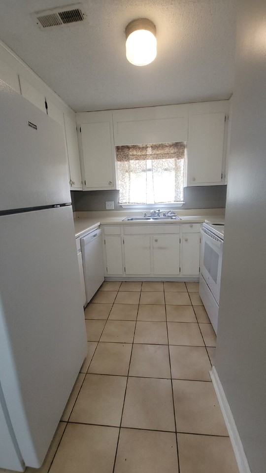 1502 Barrington Rd Nw #B - Photo 5 of 18