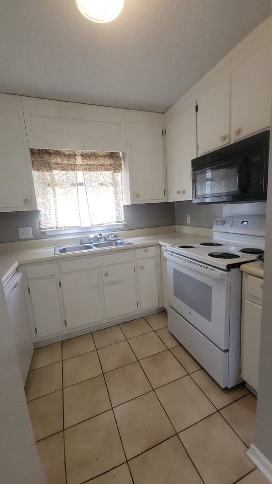 1502 Barrington Rd Nw #B - Photo 7 of 18