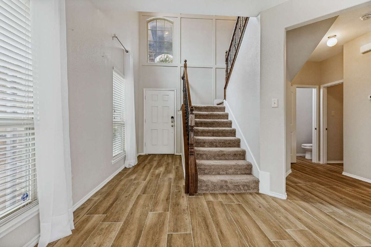 204 Black Bear Dr - Photo 4 of 26