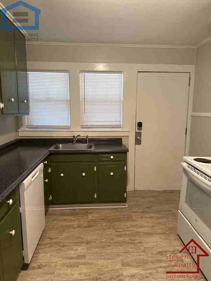 3201 E 36th St - Photo 4 of 10