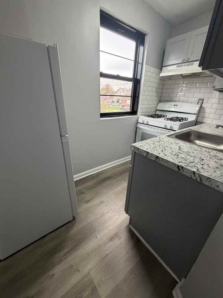 87 Belgrove Dr #3B - Photo 2 of 9