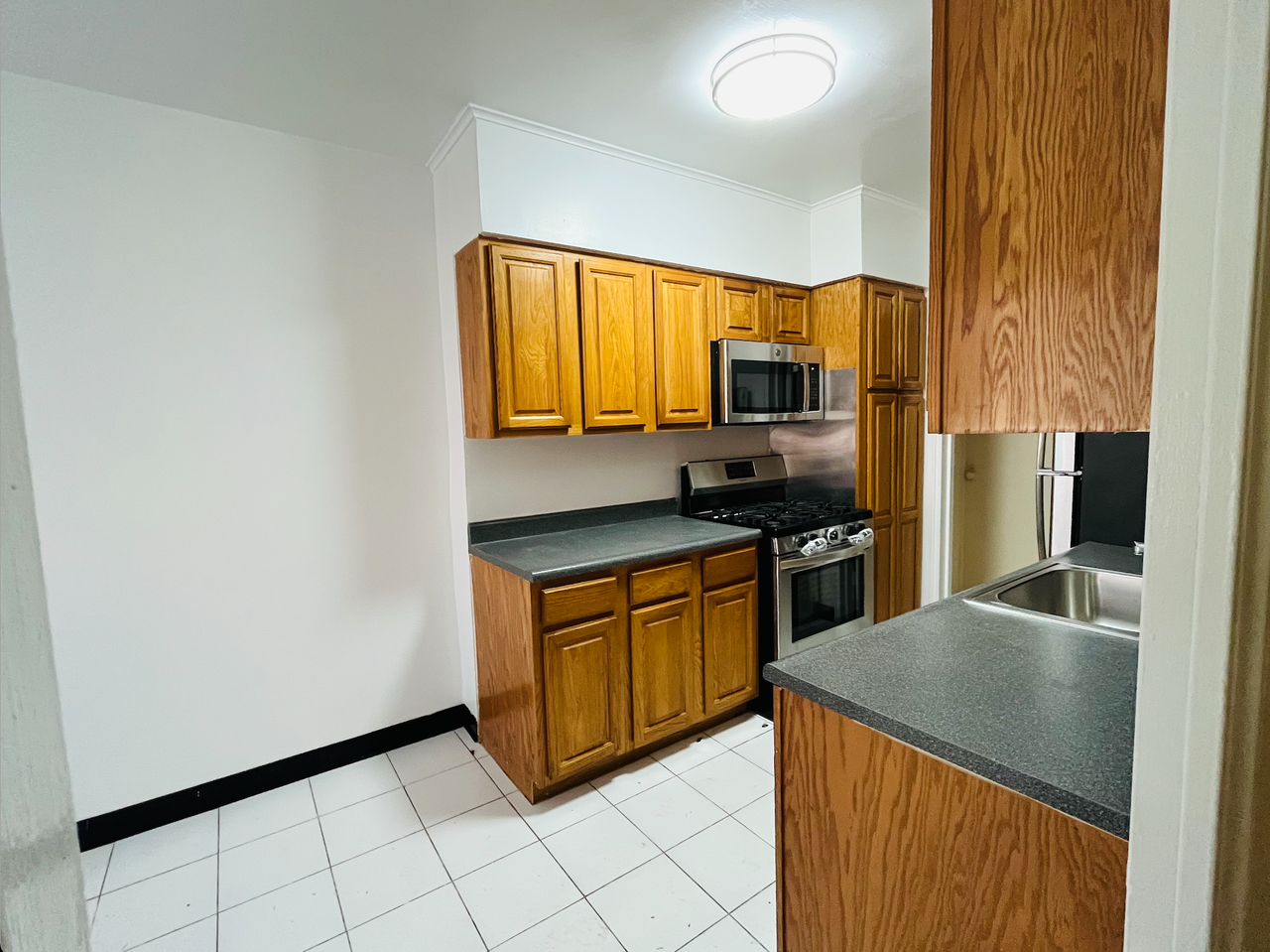 19019 71st Cres #E - Photo 2 of 5