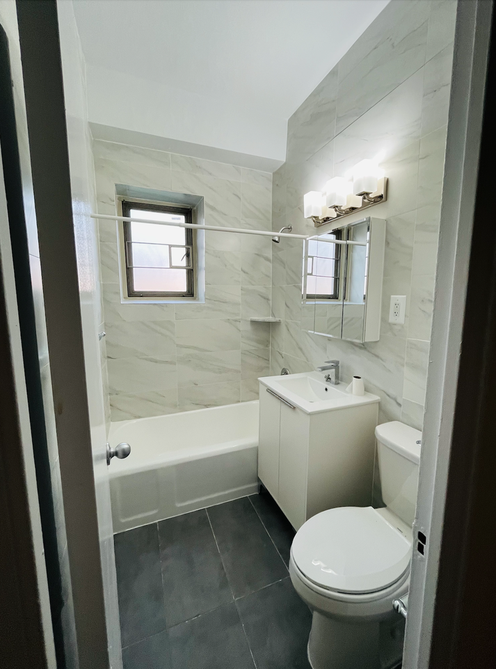 19019 71st Cres #E - Photo 4 of 5