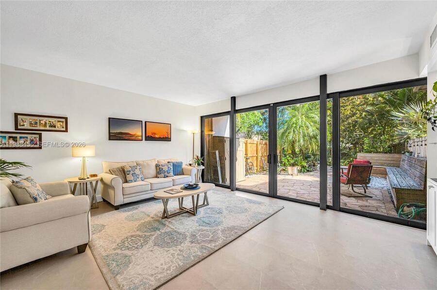 7018 Sw 53rd Ln - Photo 3 of 47