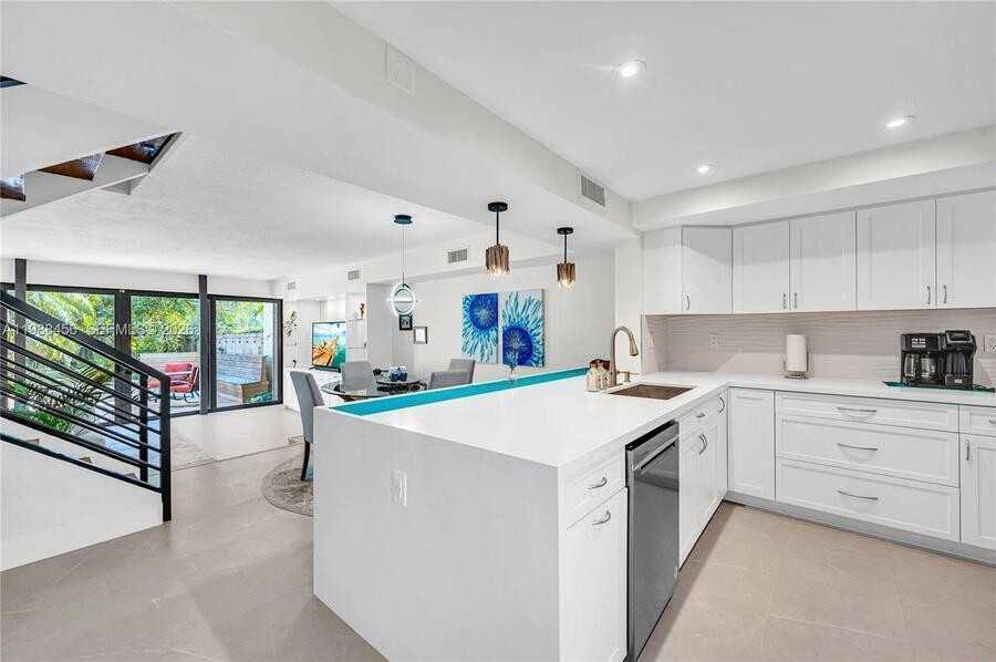 7018 Sw 53rd Ln - Photo 7 of 47