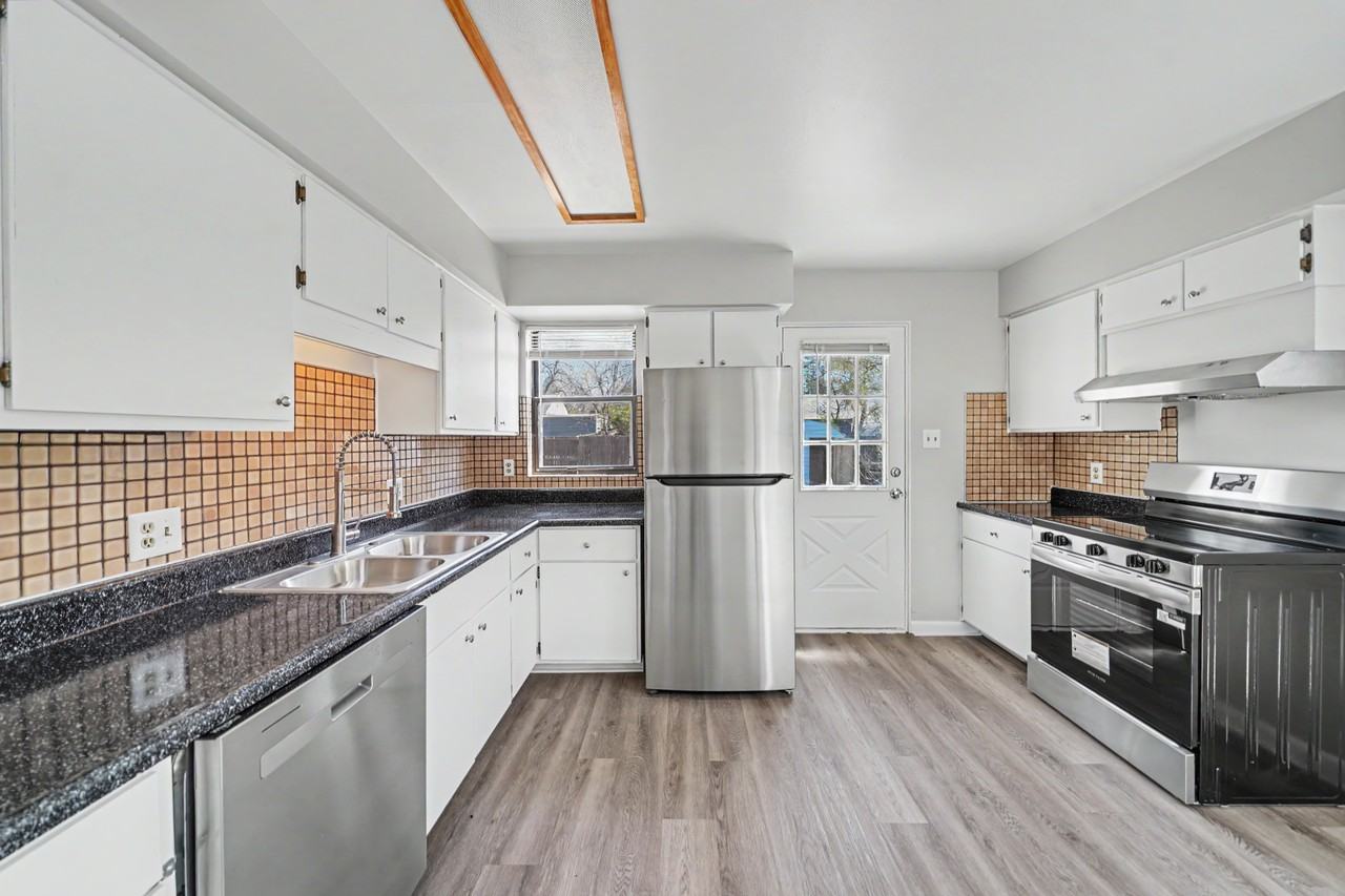 956 Macon St - Photo 5 of 11